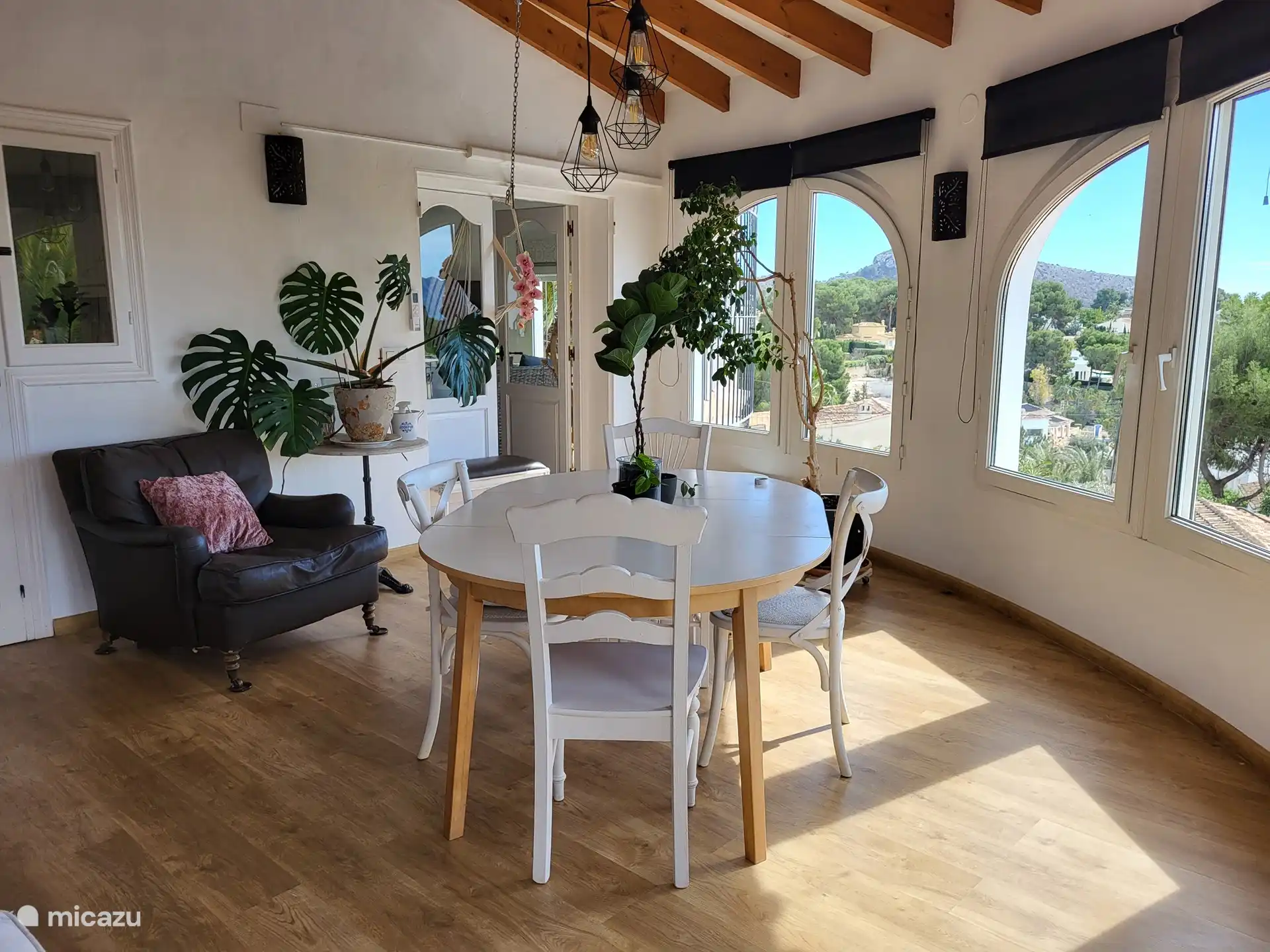 Tweede eetkamer zonnig