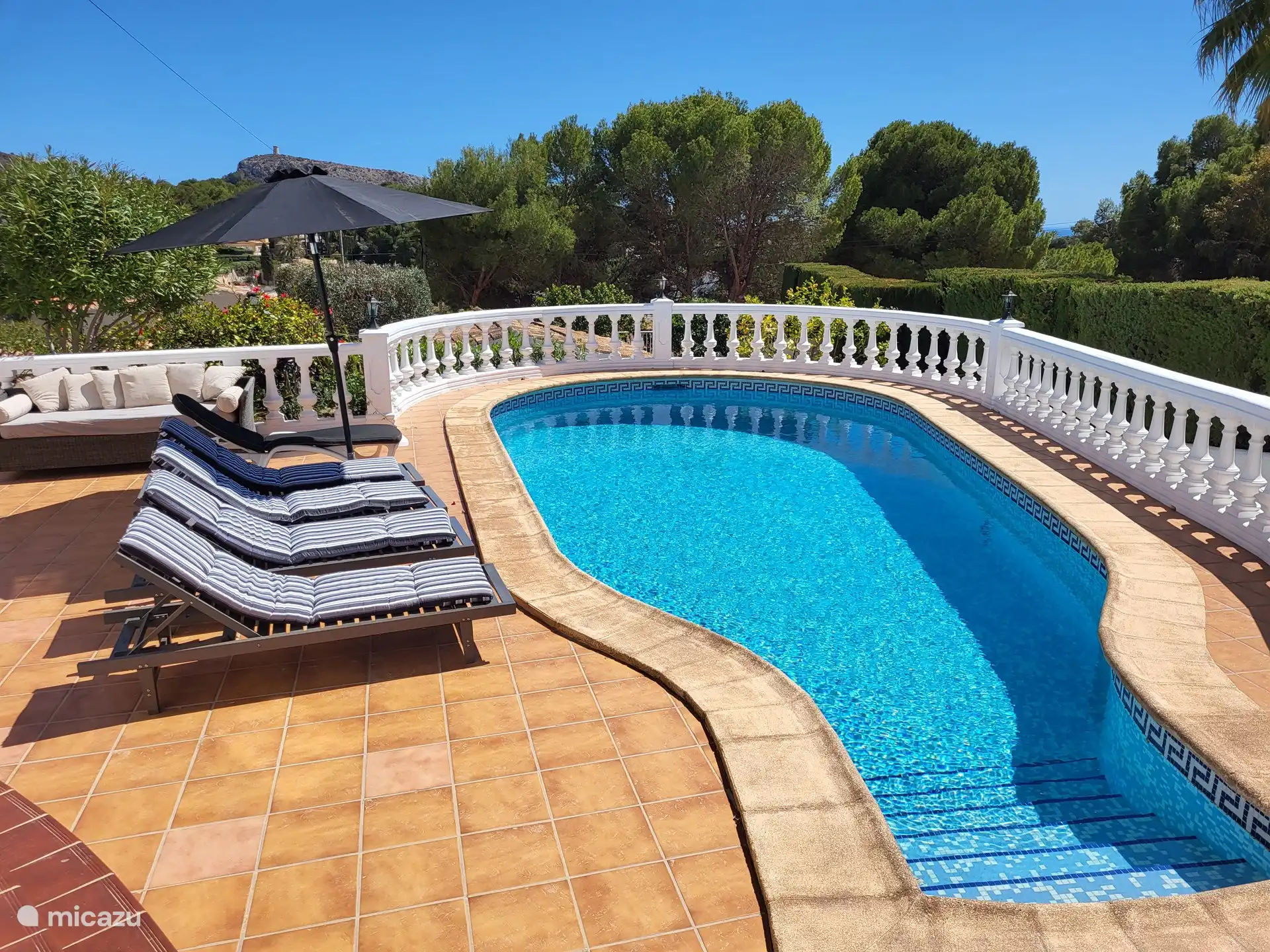 terras bij het zwembad