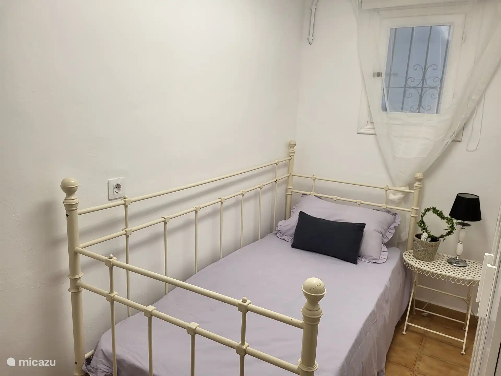 Slaapkamer met eenpersoonsbed beneden