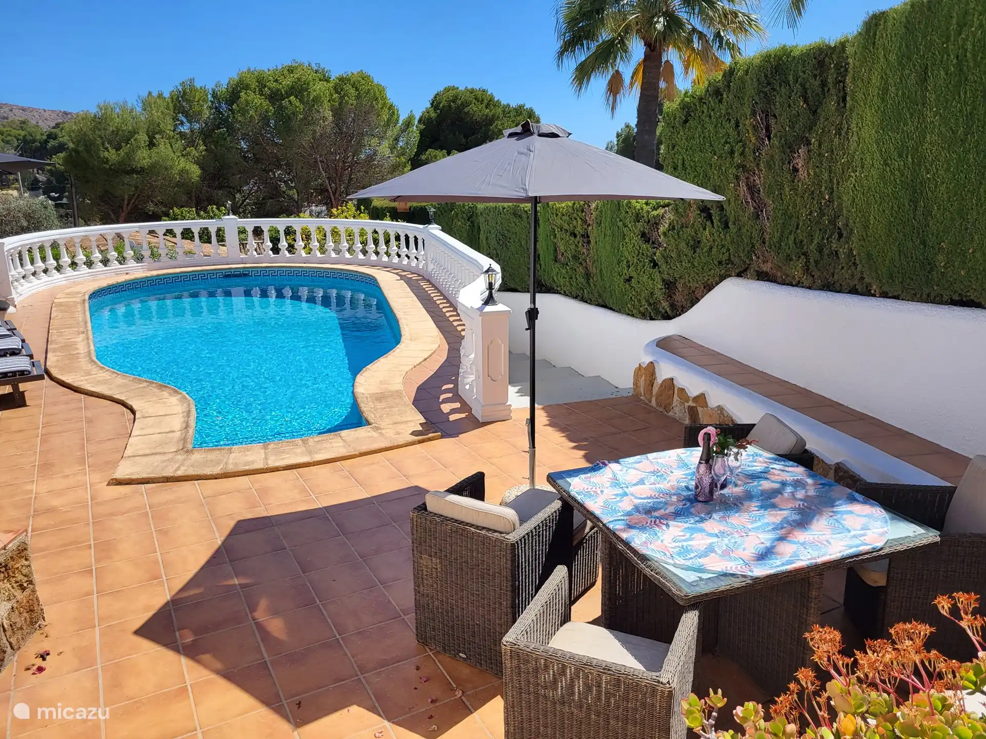 terras bij het zwembad