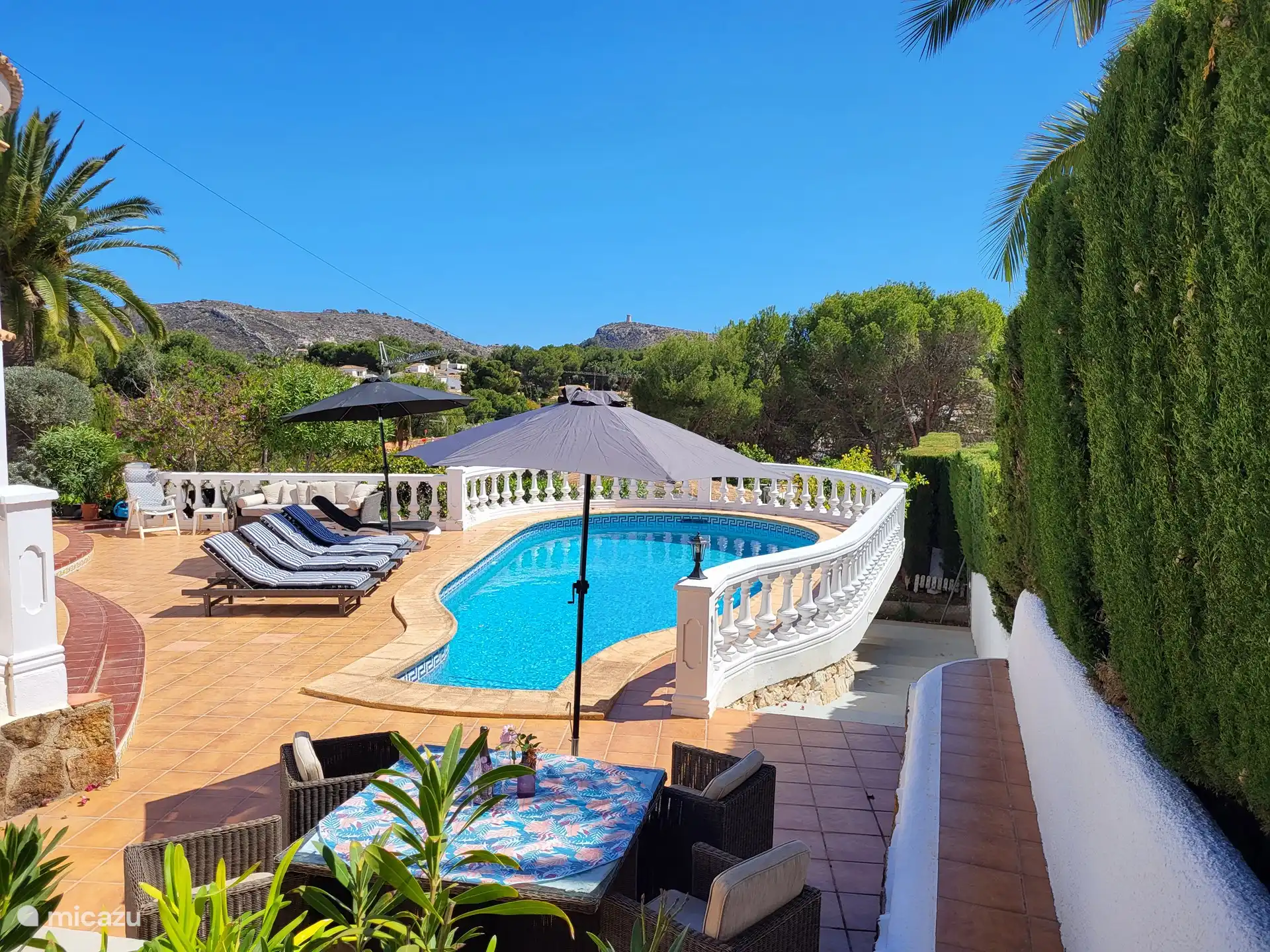 terras bij het zwembad