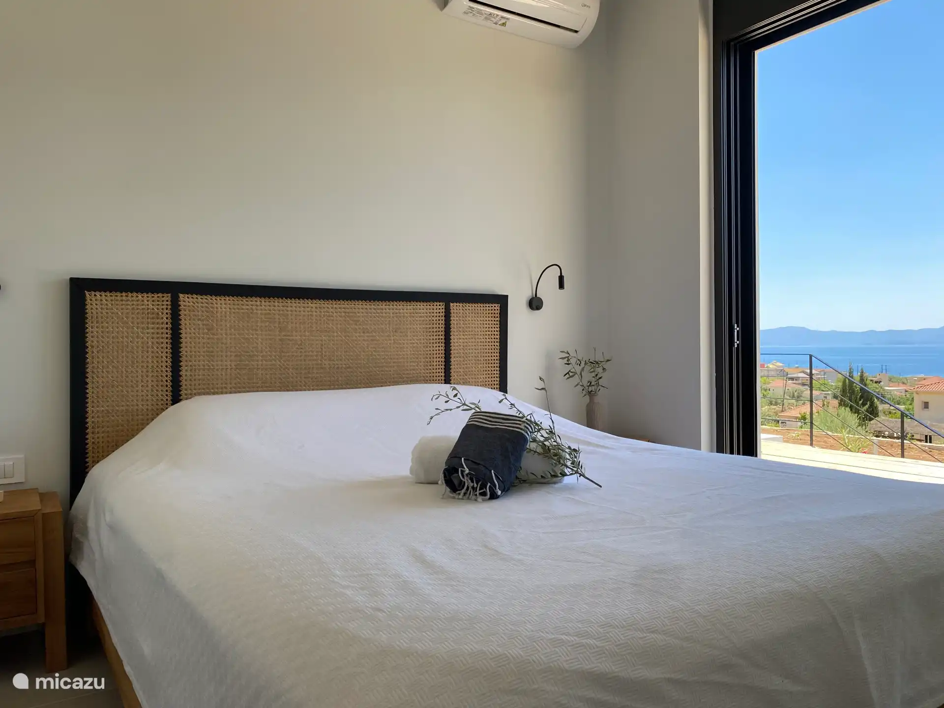 Guest bedroom 2 with sea view