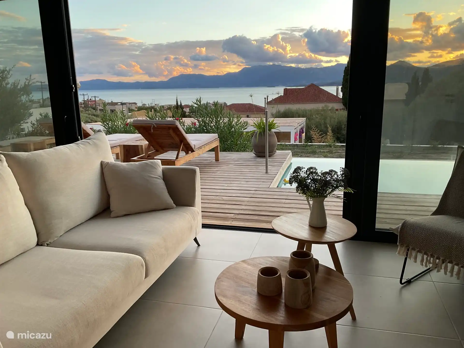 Lounge area with sea view