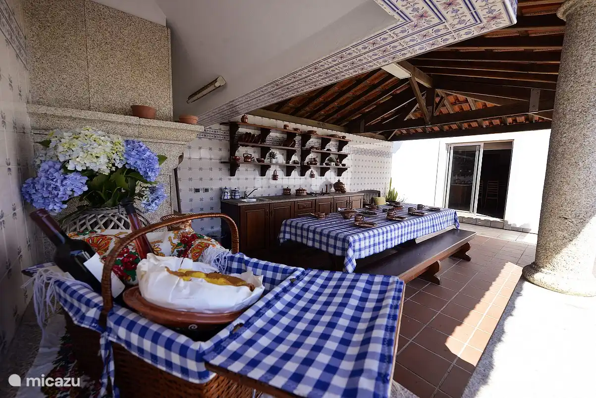 Cuisine extérieure avec table à manger