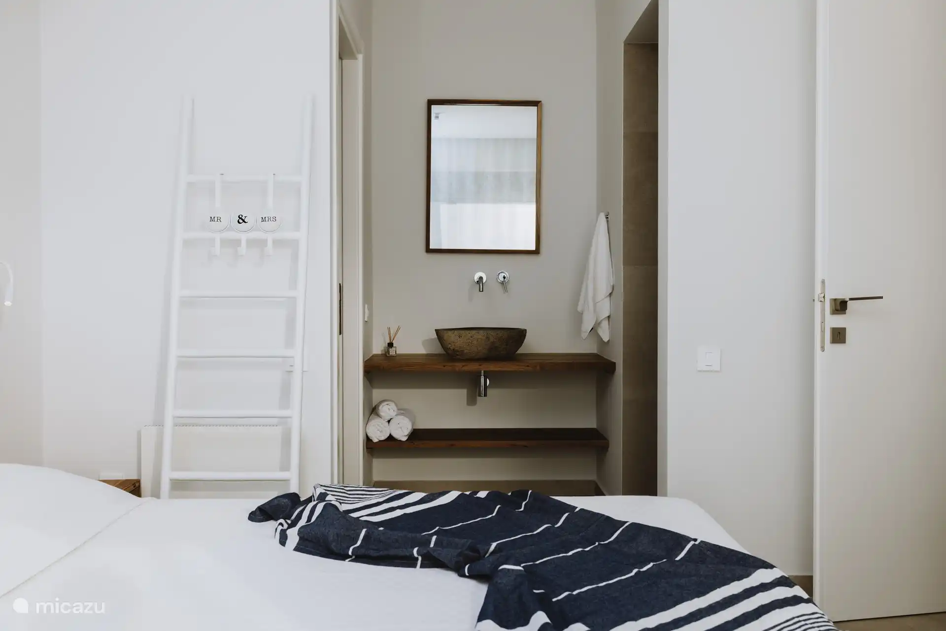 Schlafzimmer und Waschbereich