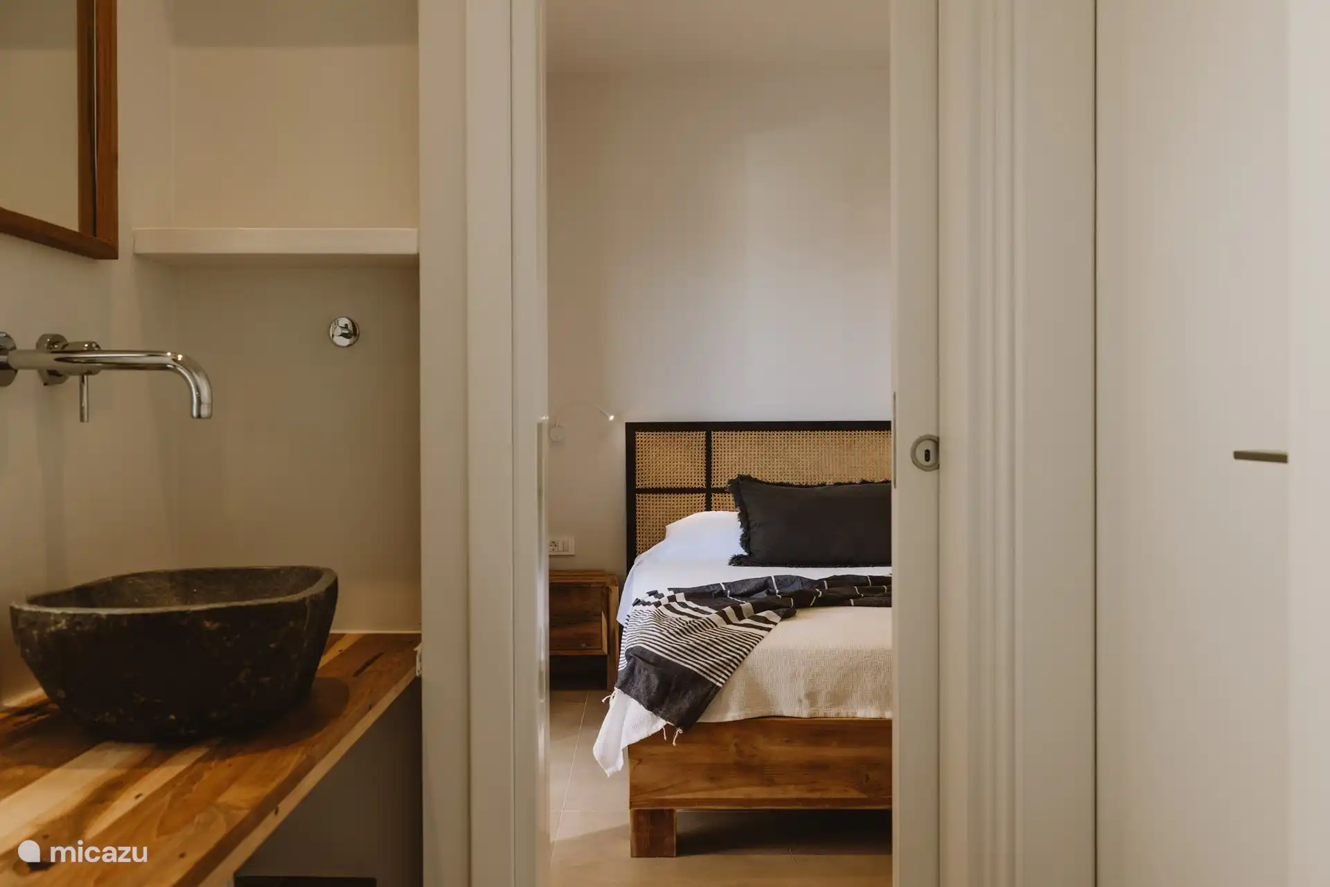 Gästezimmer 1 und Waschbereich