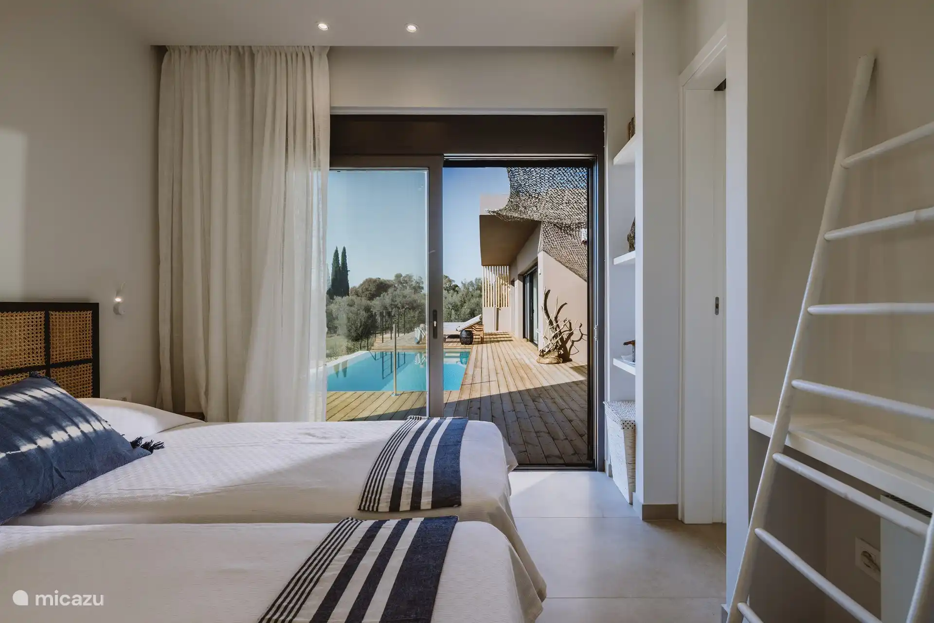 Gästezimmer 2 mit Blick auf den Pool