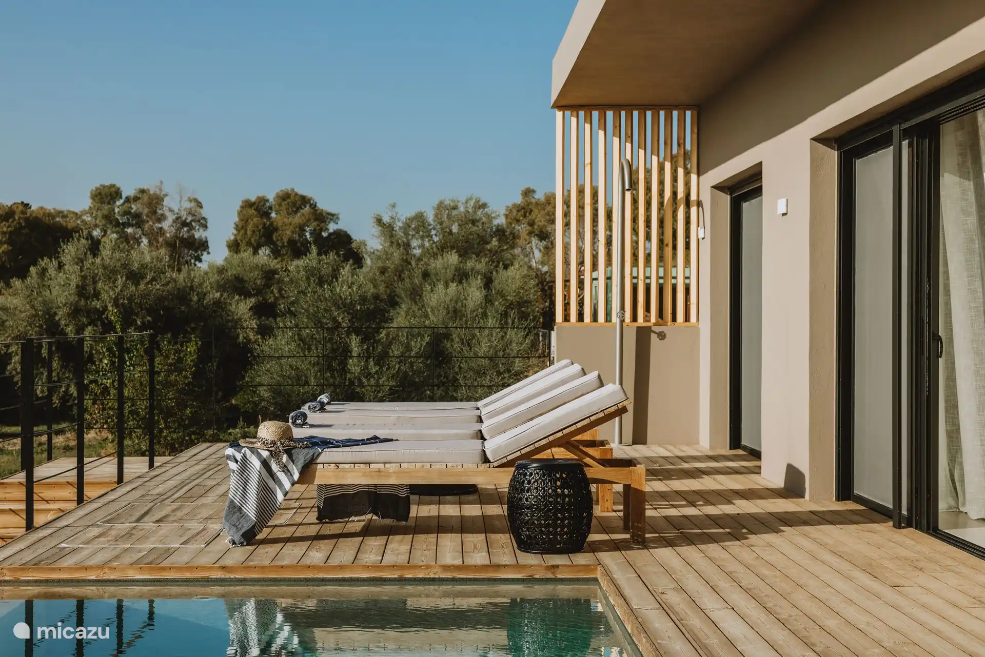 Blick auf die Sonnenliegen