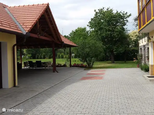 U Kováře | République Tchèque, Sud de la Bohême, Malenice - villa Sur la droite se trouve la porte d'entrée et les escaliers. Sur la gauche se trouve la verrière spacieuse adjacente au jardin et la possibilité de parking couvert.