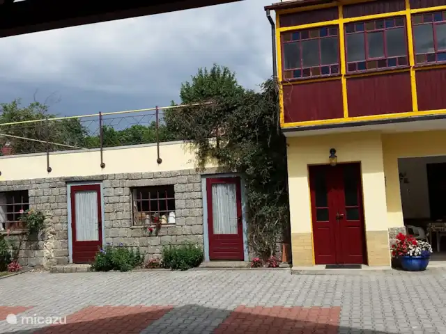 U Kováře | République Tchèque, Sud de la Bohême, Malenice - villa La porte d'entrée vue depuis la verrière. Sur la gauche se trouve la spacieuse terrasse sur le toit.