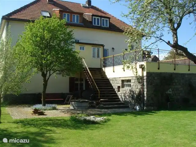 U Kováře | République Tchèque, Sud de la Bohême, Malenice - villa Du jardin, vue sur l'arrière avec les escaliers menant au toit-terrasse.