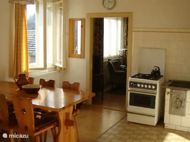U Kováře | République Tchèque, Sud de la Bohême, Malenice - villa Cuisine avec cuisinière à gaz et entrée sur le séjour.
