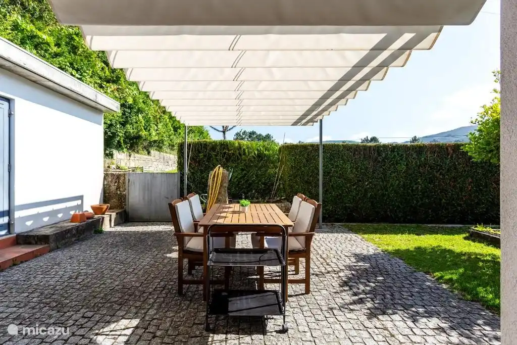 Esstisch mit Stühlen