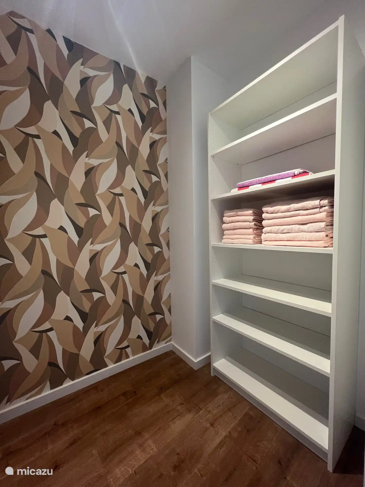 En suite dressing room in bedroom 1