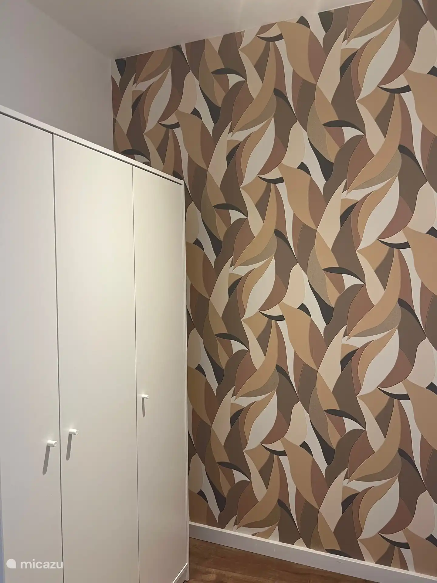 En suite dressing room in bedroom 1