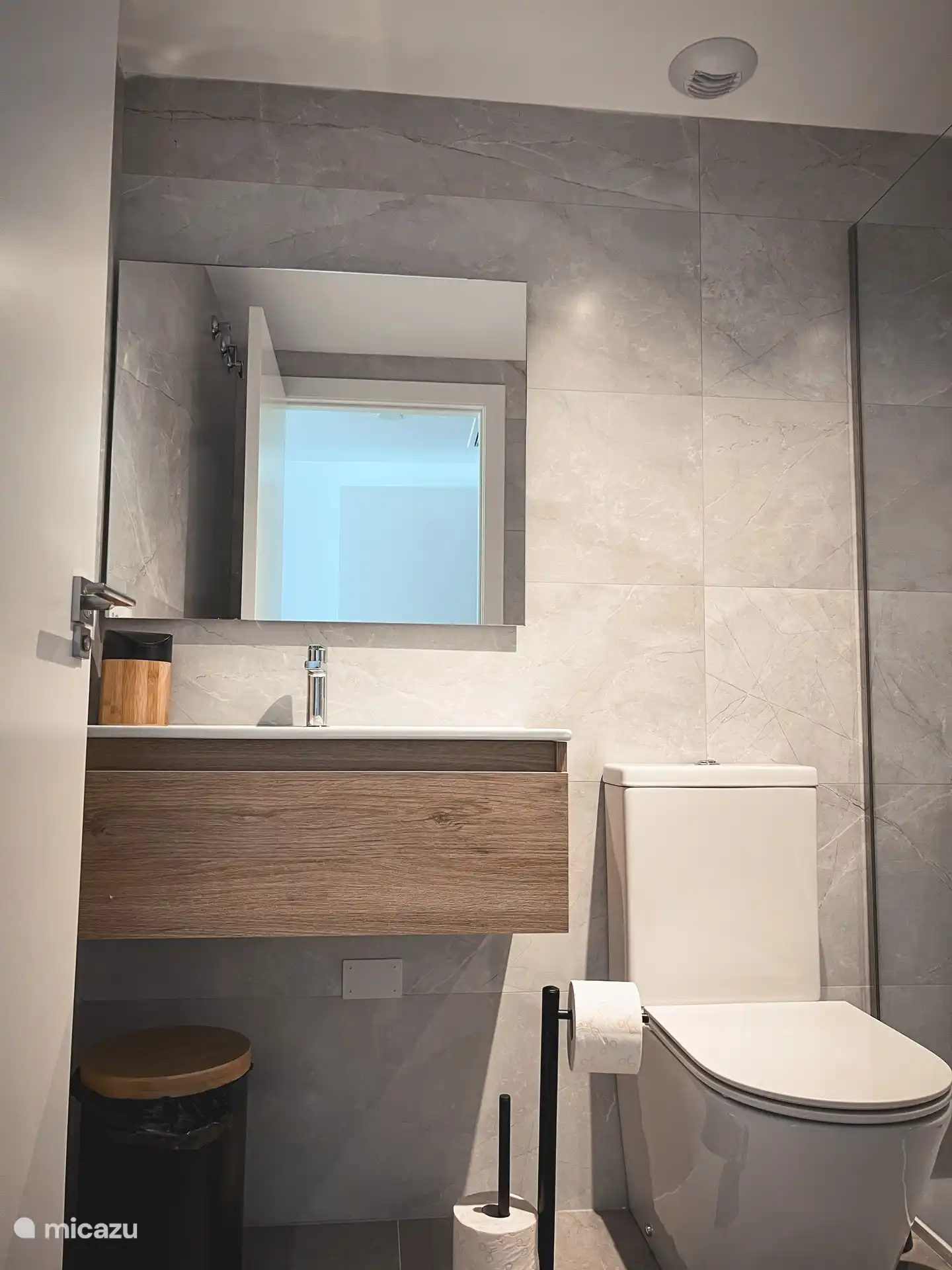 Washbasin 1st bathroom