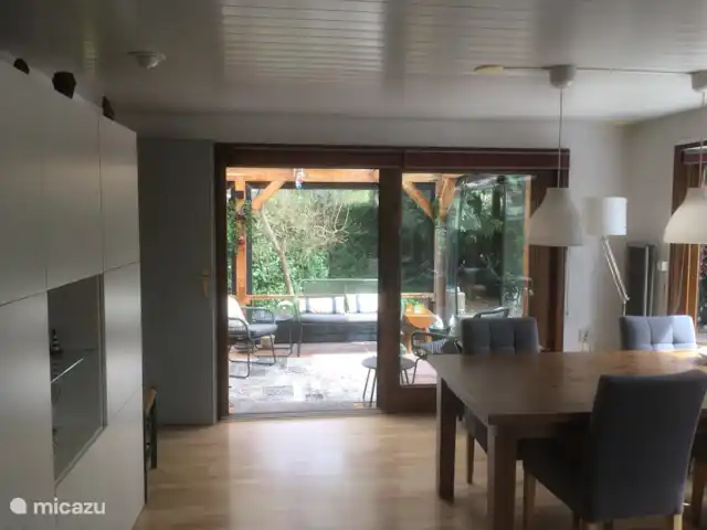 Chalet Veluwebos avec bain à remous. | Pays-Bas, Gueldre, Wells - chalet Le toit de la terrasse mène de la salle à manger