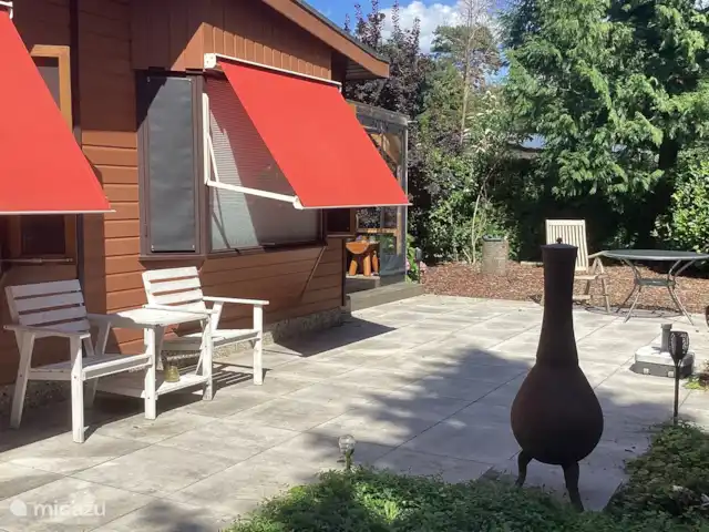 Chalet Veluwebos avec bain à remous. | Pays-Bas, Gueldre, Wells - chalet Façade de maison avec terrasse spacieuse