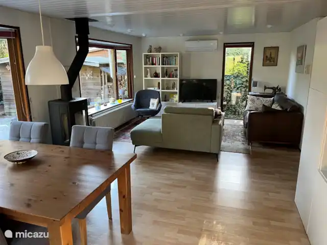 Chalet Veluwebos avec bain à remous. | Pays-Bas, Gueldre, Wells - chalet Salon, avec climatisation, moustiquaires et auvents.