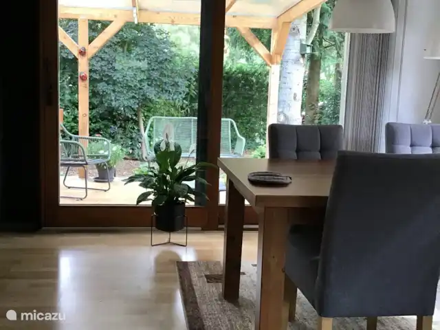 Chalet Veluwebos avec bain à remous. | Pays-Bas, Gueldre, Wells - chalet Salle à manger avec couvert-patio