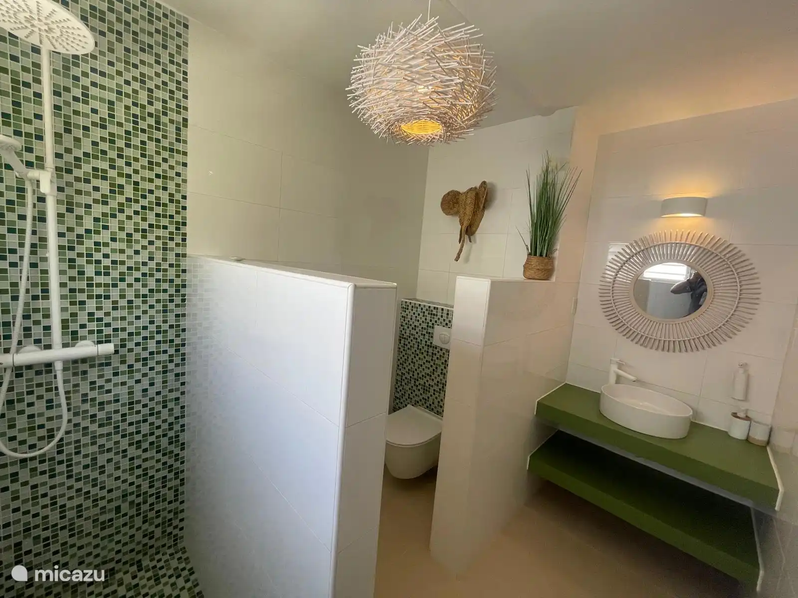 Salle de bain dans la chambre principale