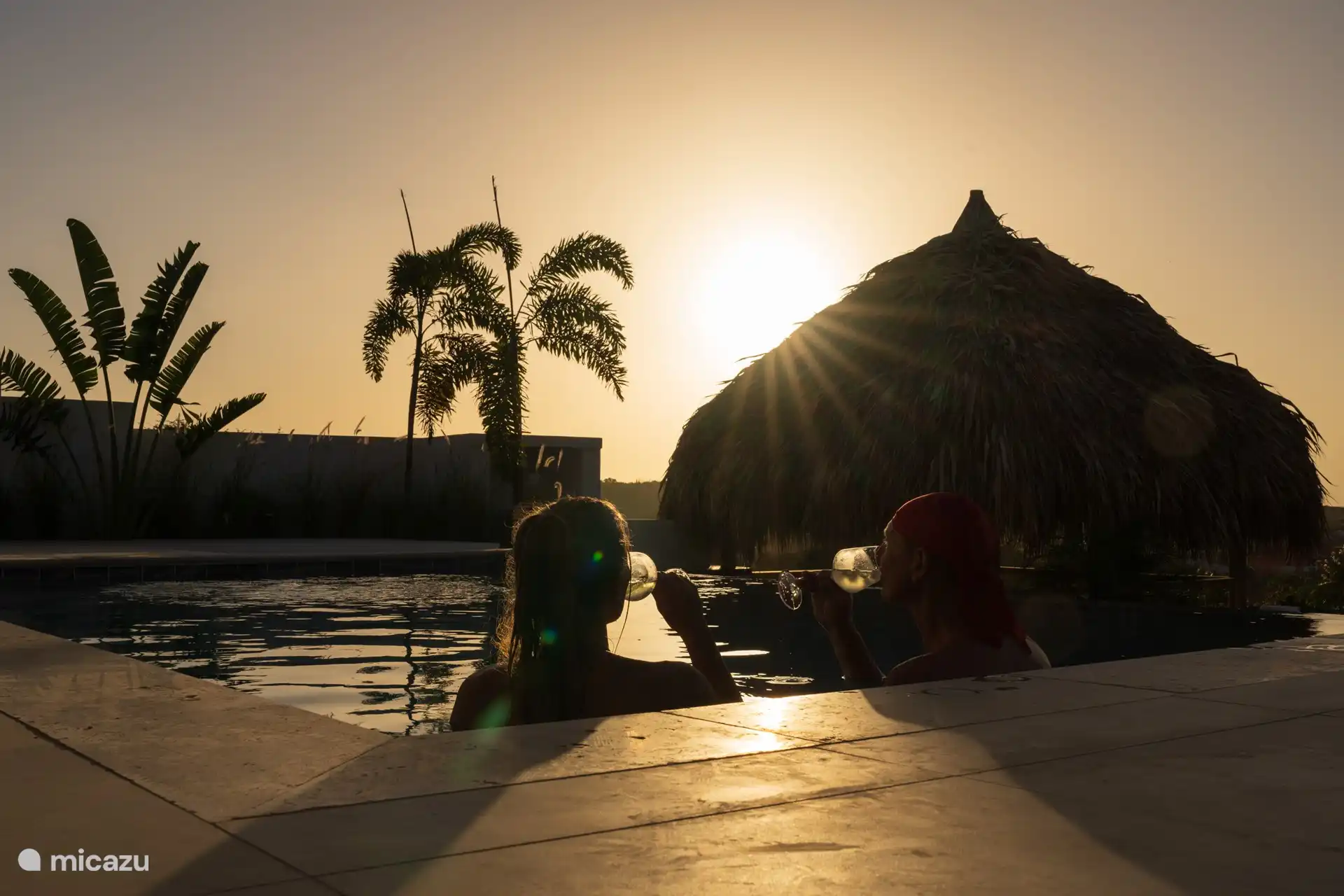 Schöner Sonnenuntergang vom Pool aus