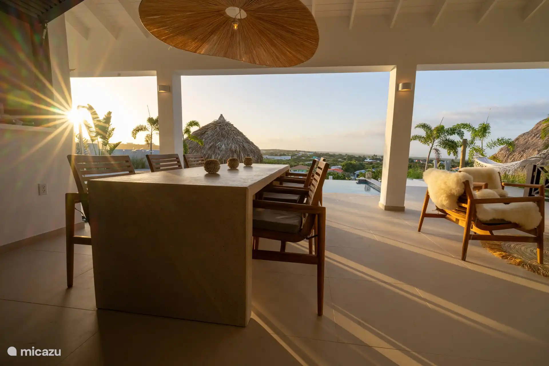 Esstisch mit 6 Sitzplätzen auf der Veranda