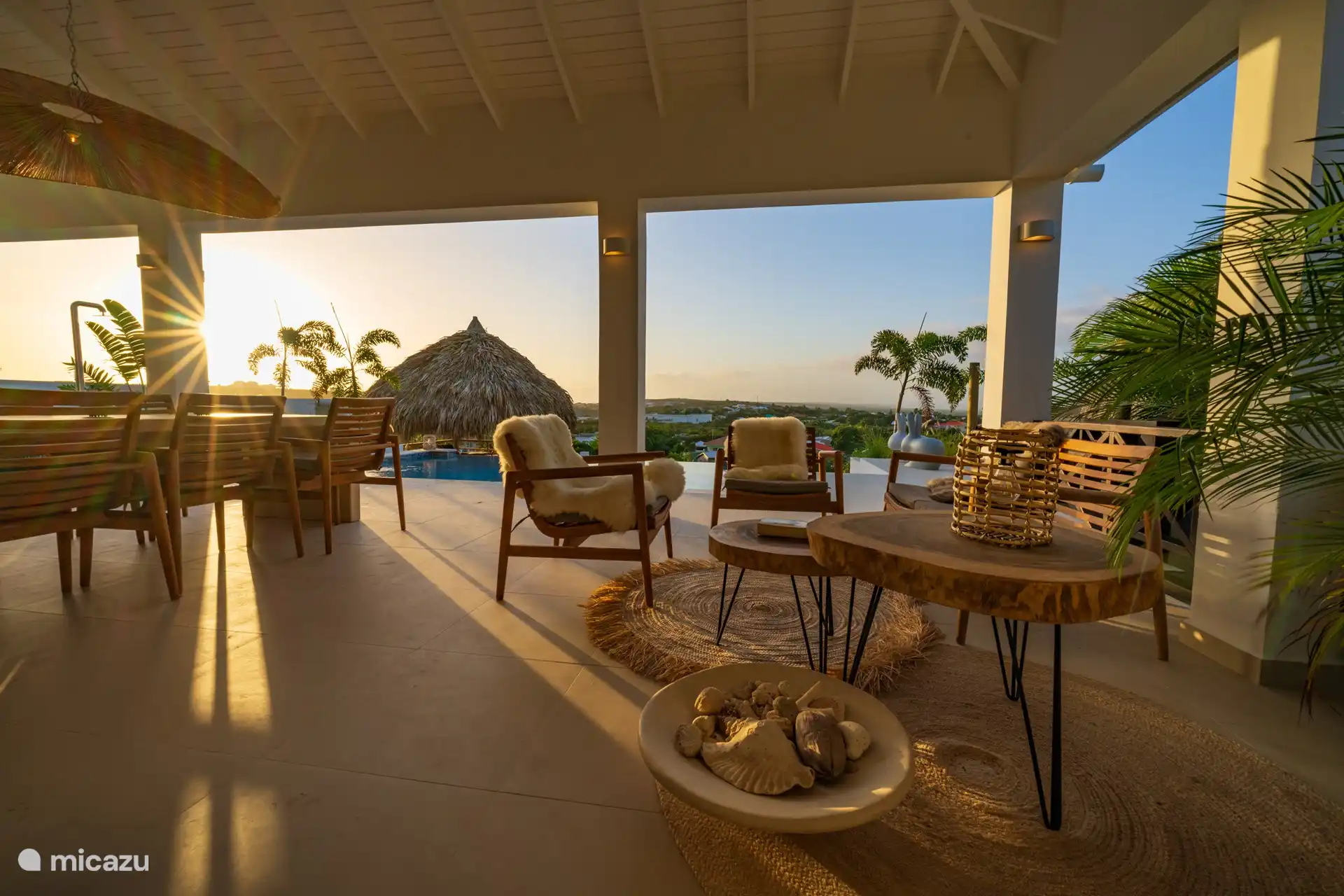 Komfortables Lounge-Set auf der Veranda