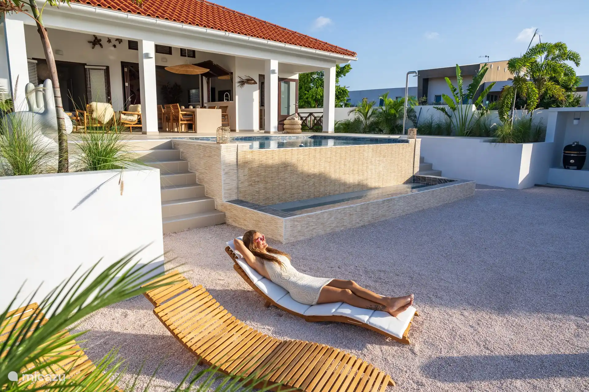 Infinity-Pool und Sonnenliegen auf der großen unteren Terrasse