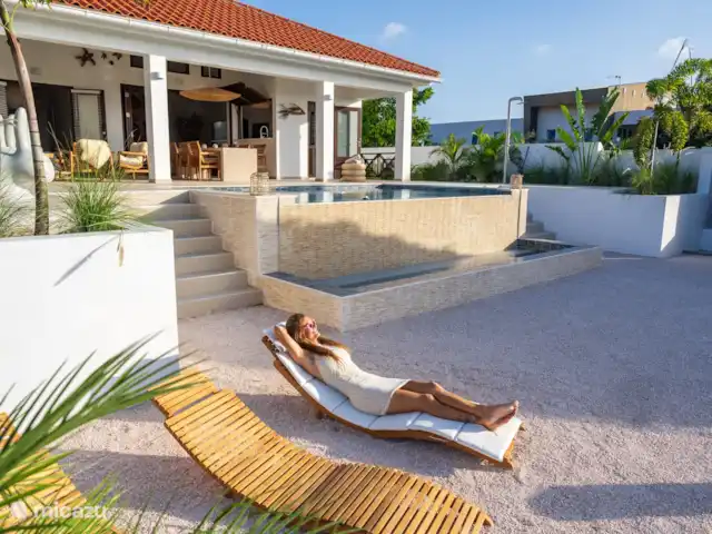 Villa SeruGrandi | Curaçao, Banda Abou (ouest), Big Mountain - villa Piscine à débordement et transats sur la grande terrasse inférieure