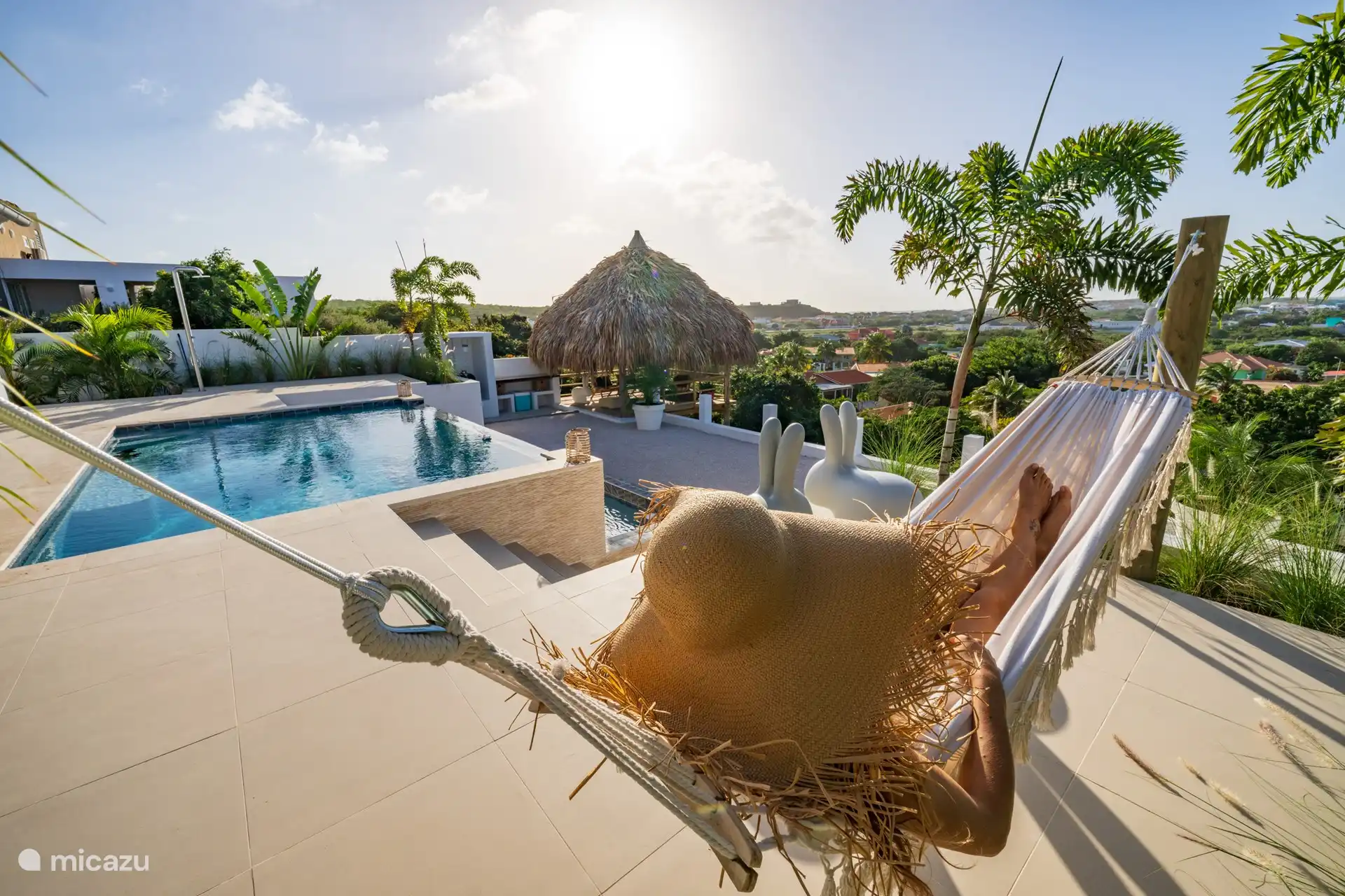 Entspannen Sie sich in der Hängematte und beobachten Sie die untergehende Sonne