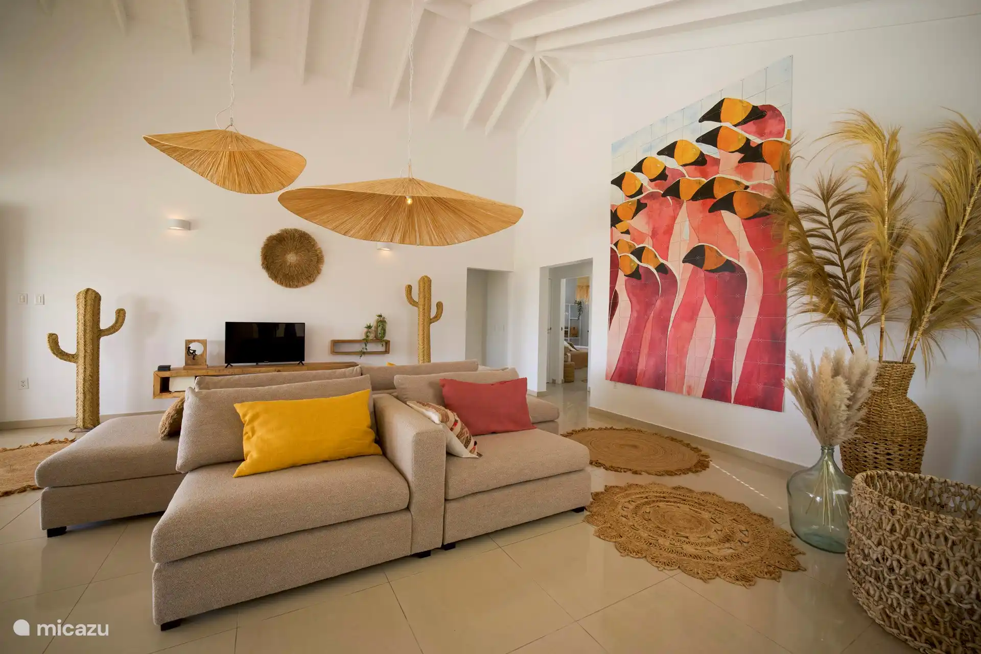 Wohnzimmer mit großem Bild der Flamingos, die Sie an verschiedenen Orten der Insel „live“ beobachten können