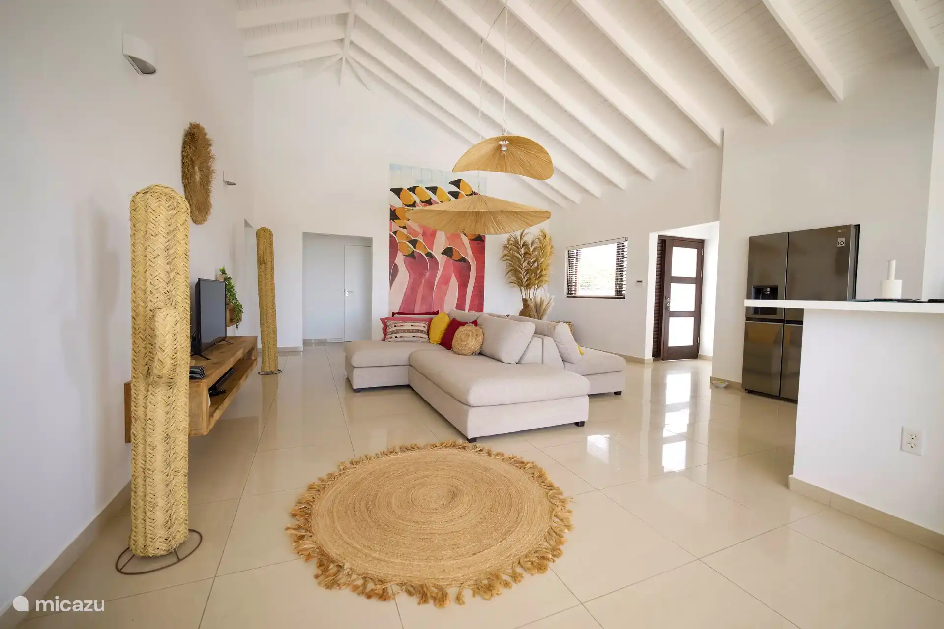 Wohnzimmer mit großem Inselsofa, auf dem Sie rundherum sitzen können 