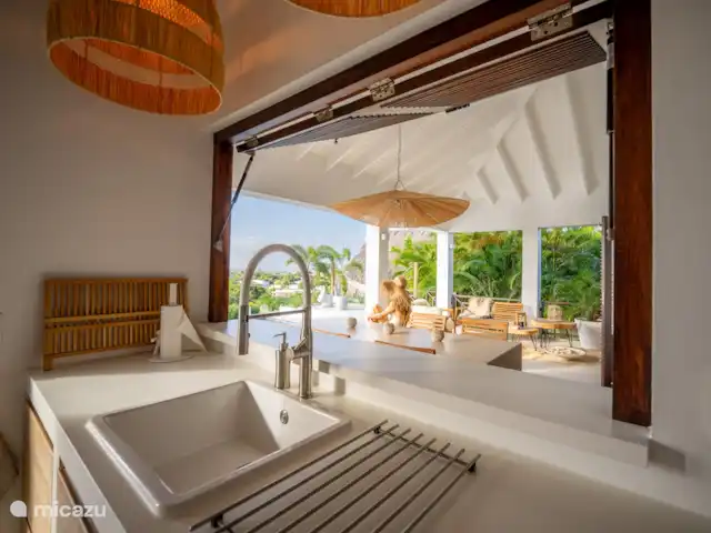 Villa SeruGrandi | Curaçao, Banda Abou (ouest), Big Mountain - villa coin bar entre terrasse et cuisine