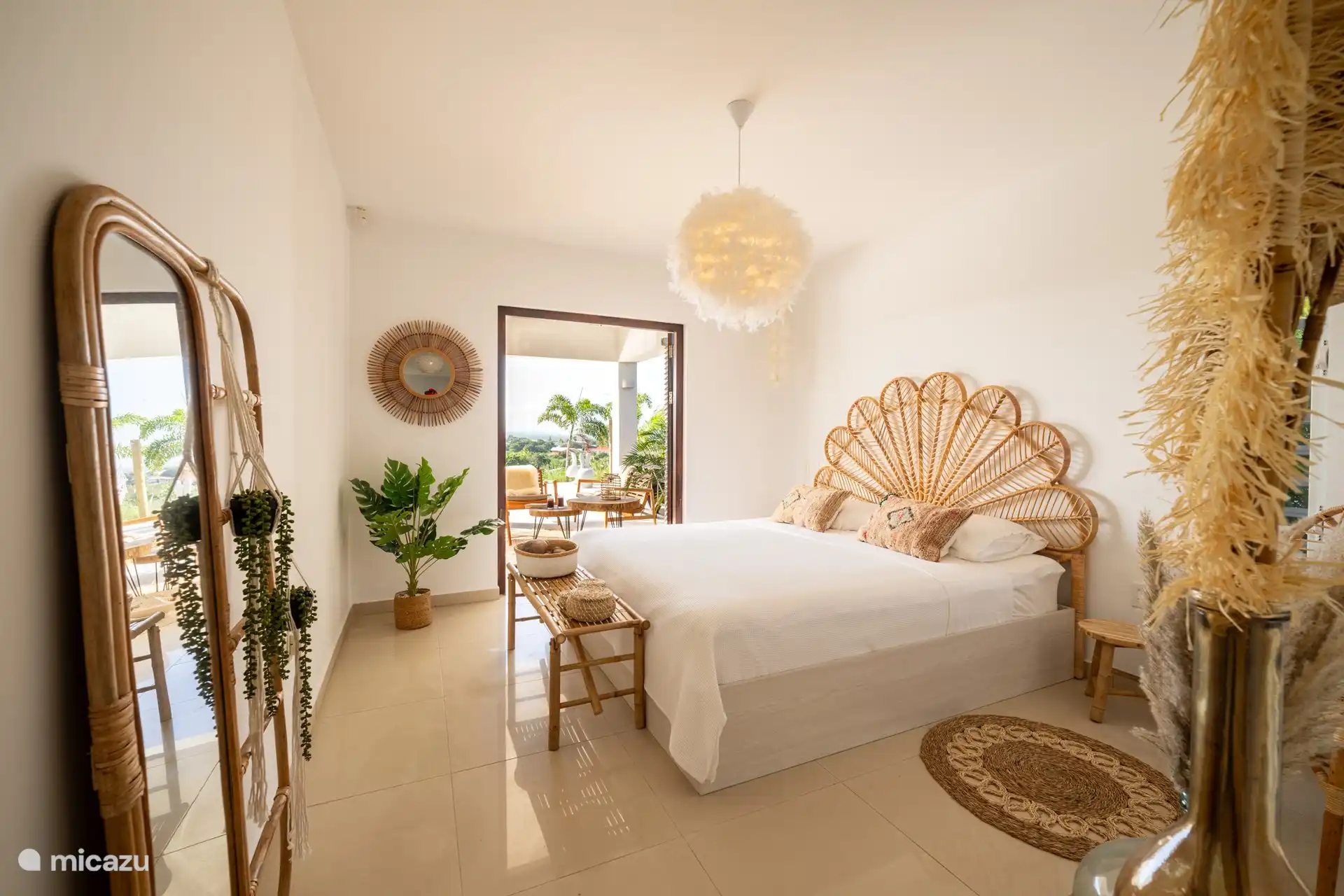 Hauptschlafzimmer mit großem begehbarem Kleiderschrank und eigenem Bad