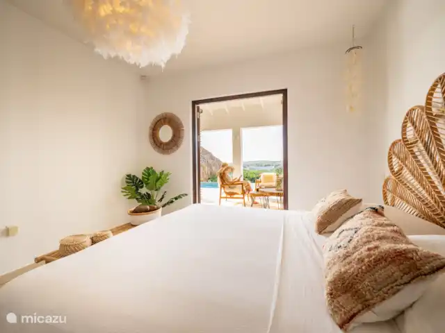 Villa SeruGrandi | Curaçao, Banda Abou (ouest), Big Mountain - villa Chambre principale de style Ibiza meublée et dotée d'un lit double de 180 cm de large