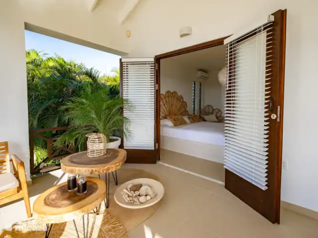 Villa SeruGrandi | Curaçao, Banda Abou (ouest), Big Mountain - villa ouvre
portes champêtres du porche à la chambre principale