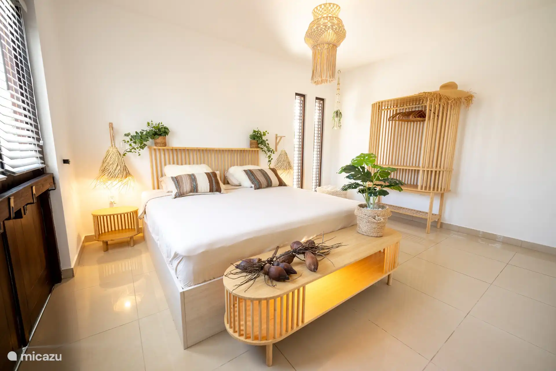 Schlafzimmer 2 mit Doppelbett (180 cm breit) und gemeinsamem Bad