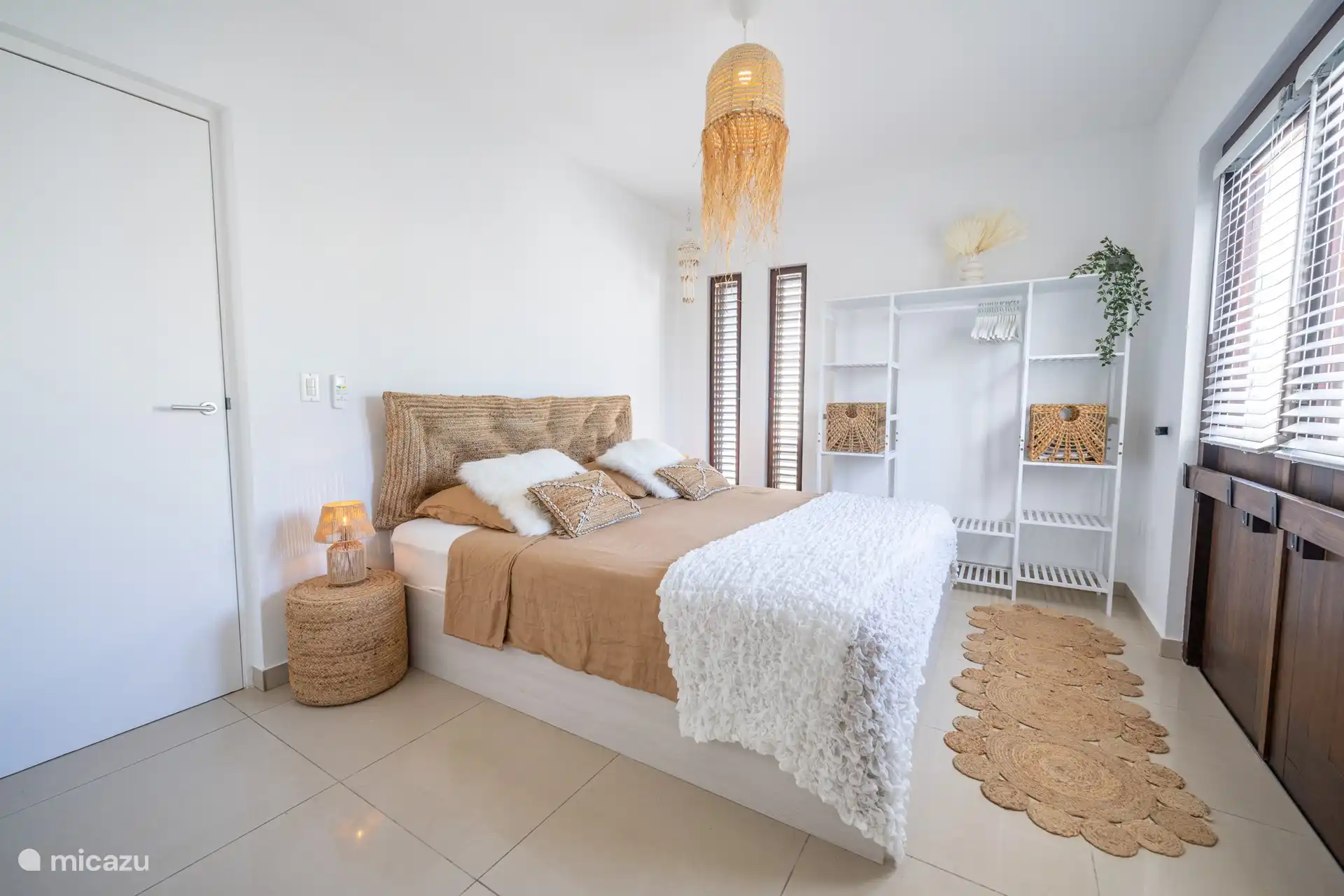 Schlafzimmer 2 mit Doppelbett (180 cm breit) und gemeinsamem Bad