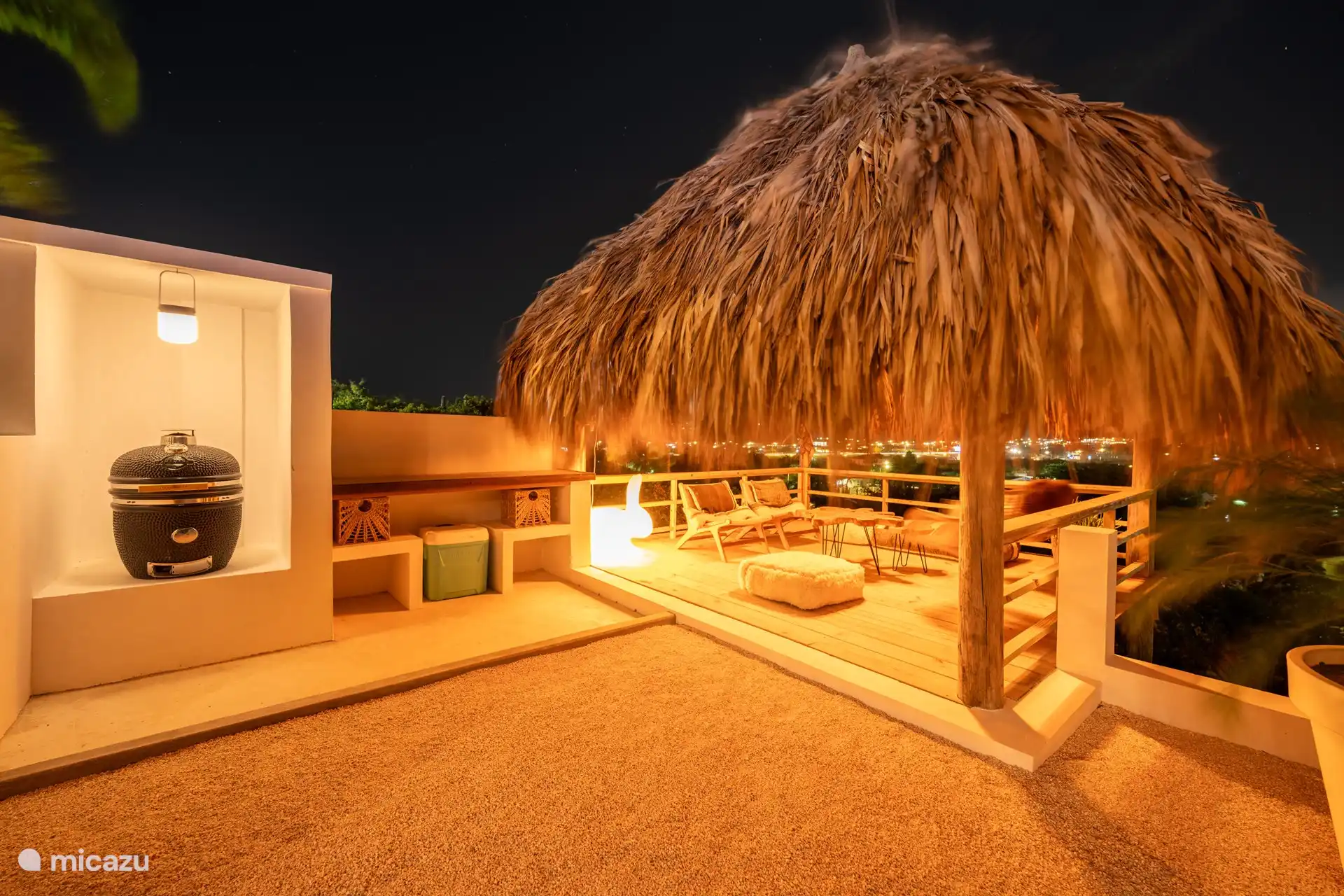Palapa und Außenküche am Abend