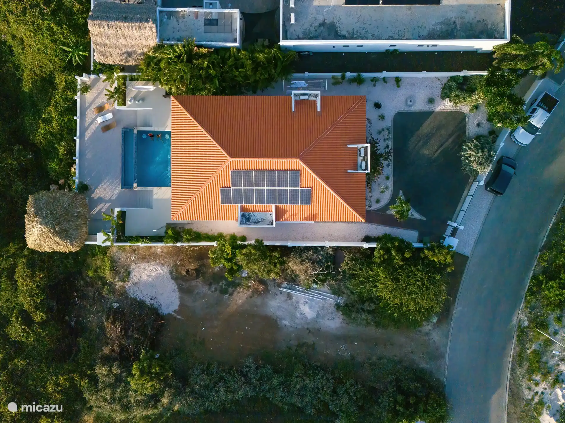 Draufsicht Seru Grandi mit Parkplatz für 2 Autos auf dem privaten Grundstück