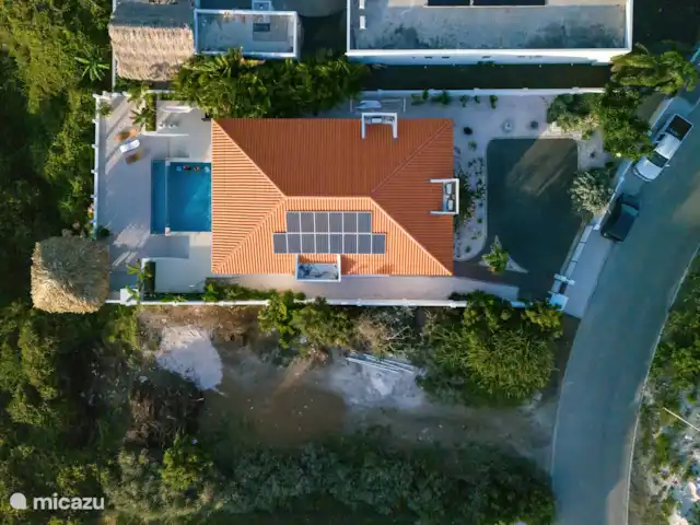 Villa SeruGrandi | Curaçao, Banda Abou (ouest), Big Mountain - villa vue de dessus Seru Grandi avec espace de stationnement pour 2 voitures dans le terrain privé