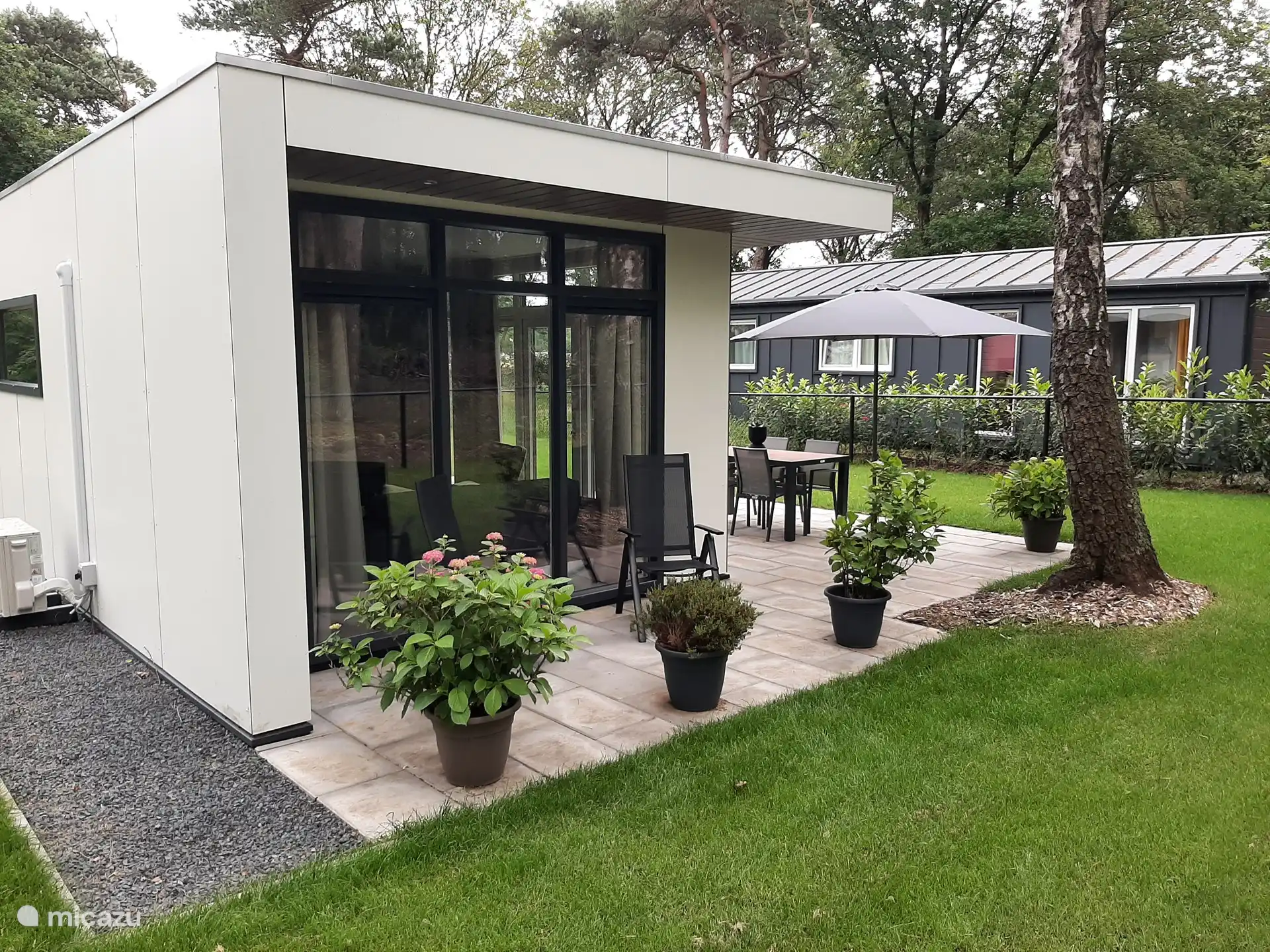 Klein terras met verstelbare stoelen