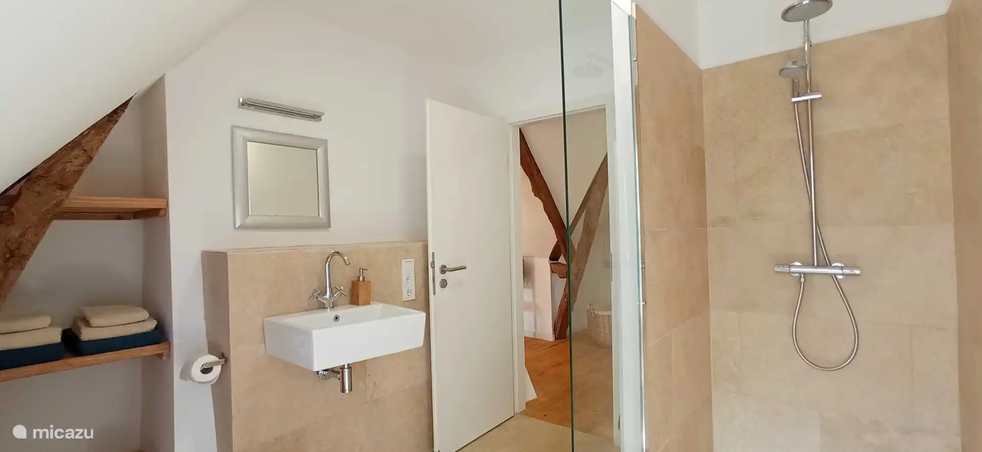 Studio „Catus“: 2 Zimmer, die über einen Flur mit einem Gemeinschaftsbad verbunden sind. Das erste Zimmer ist ein Schlafzimmer und das zweite Zimmer verfügt über ein Schlafsofa.