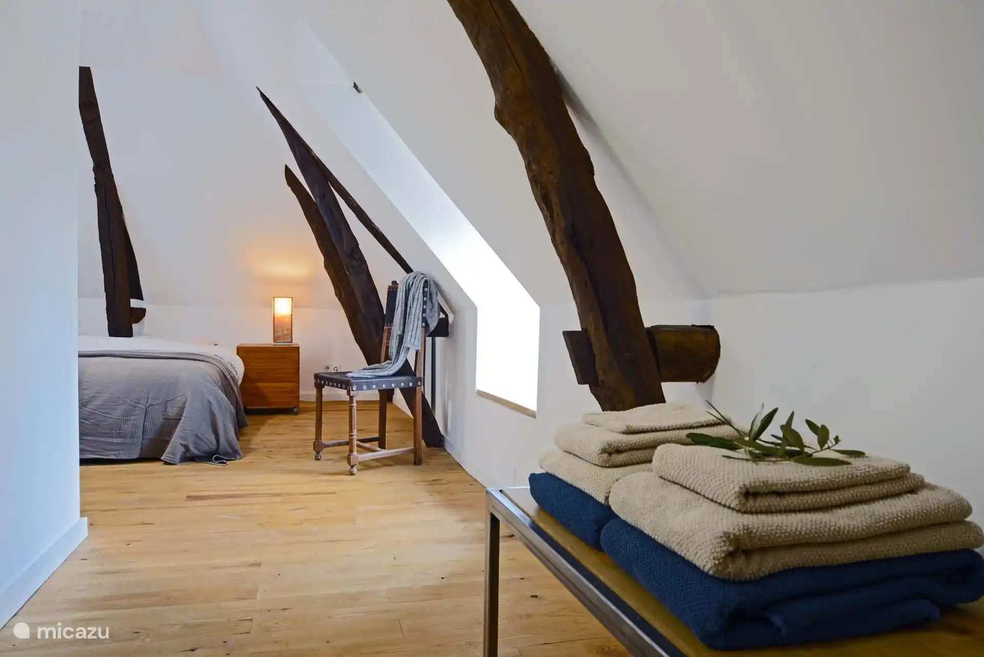 Das Zimmer „Cazals“ verfügt über 2 Einzelbetten und ein offenes Badezimmer.