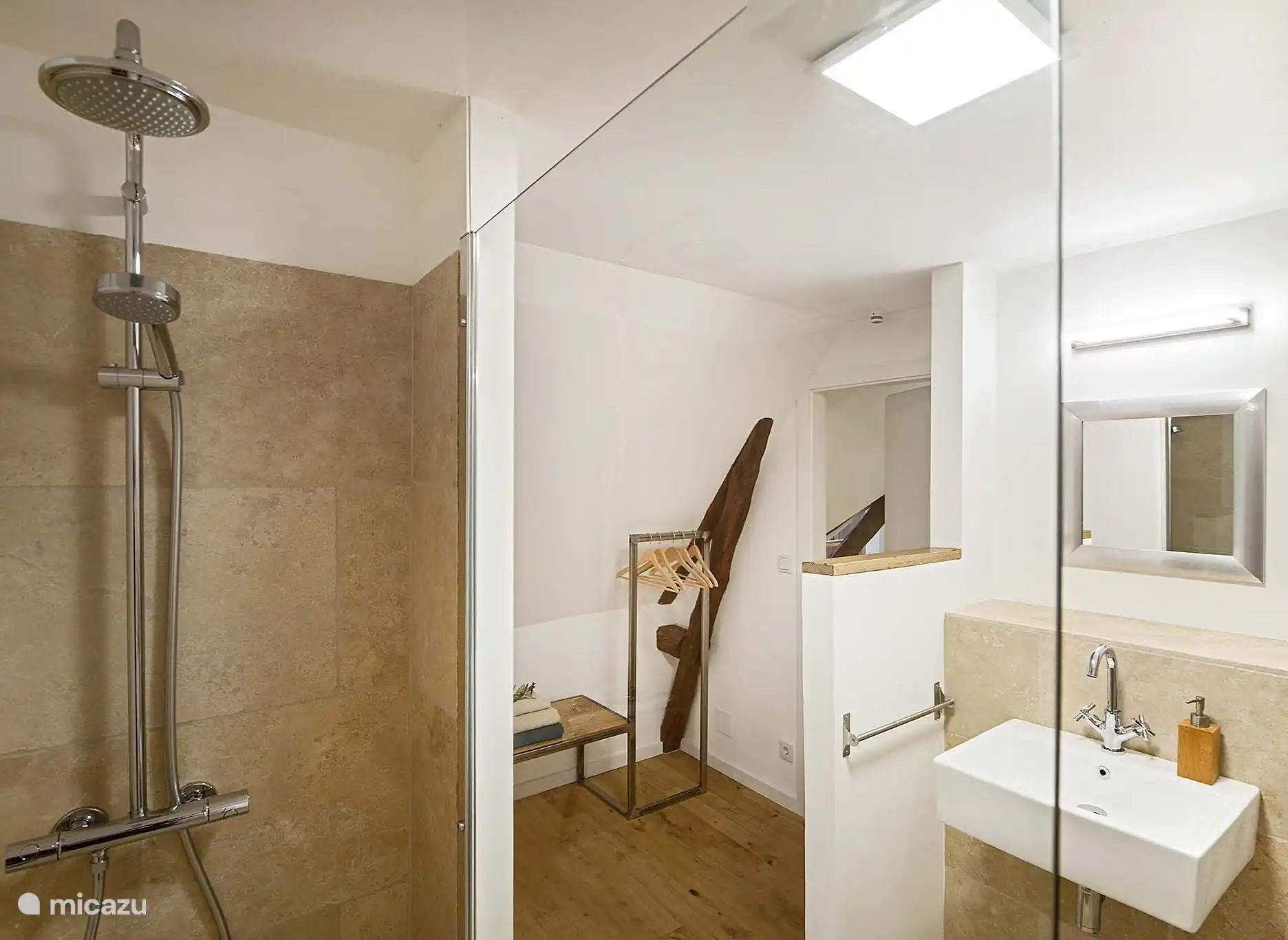 Das Zimmer „Cazals“ verfügt über 2 Einzelbetten und ein offenes Badezimmer.