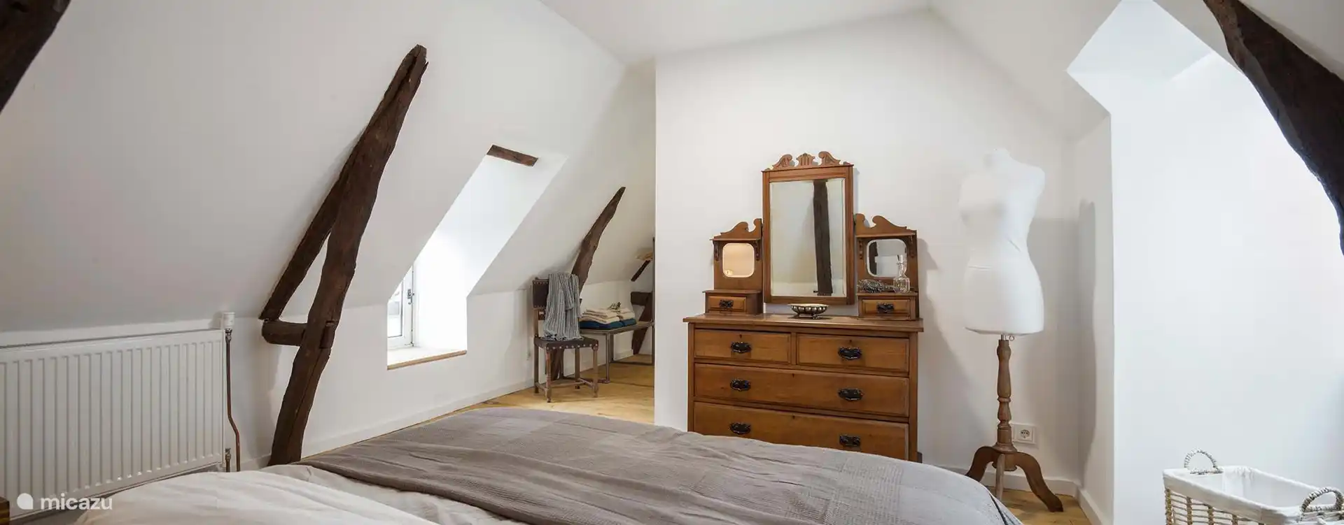 Das Zimmer „Cazals“ verfügt über 2 Einzelbetten und ein offenes Badezimmer.