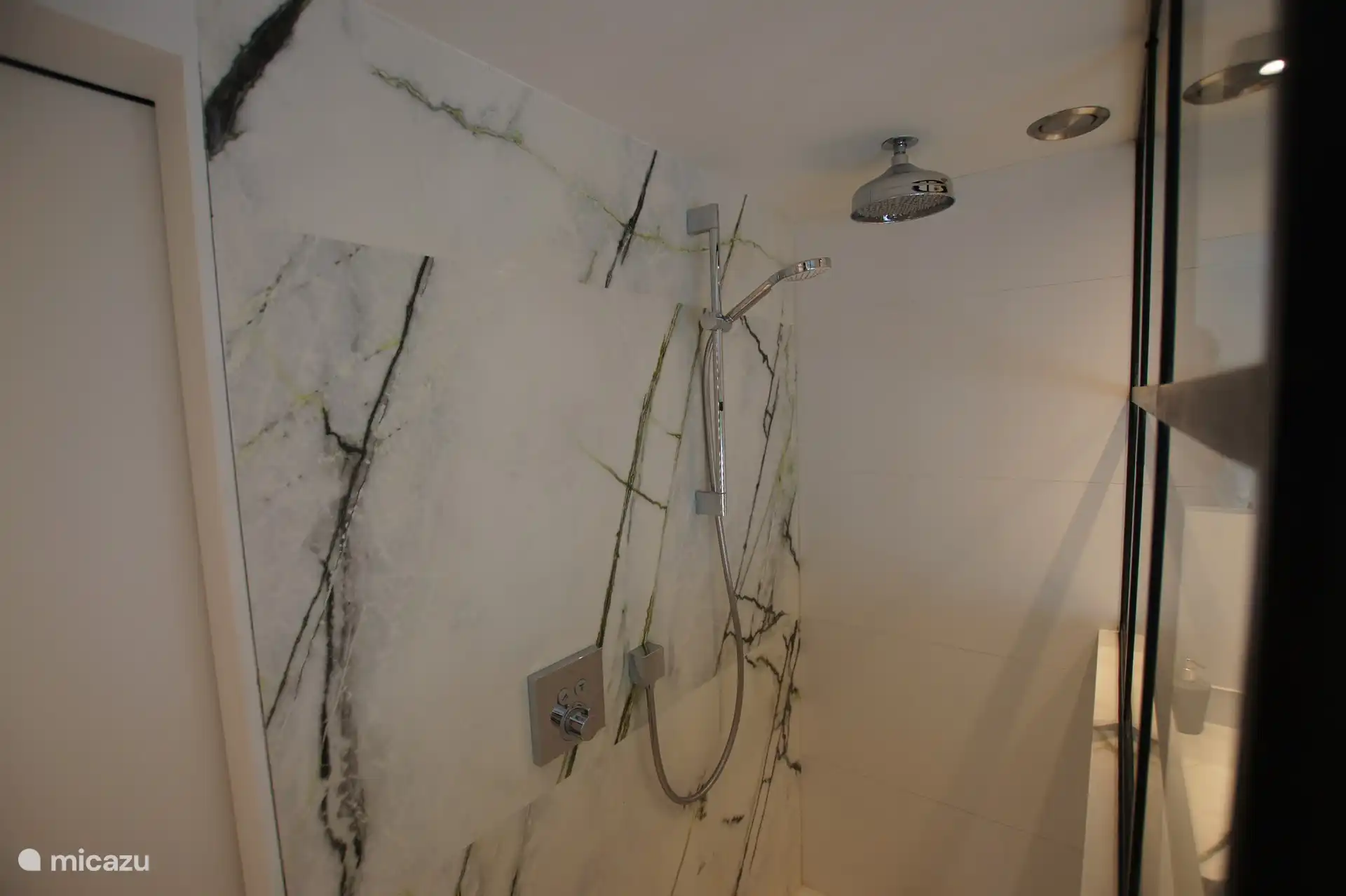 Magnifique douche à effet pluie.