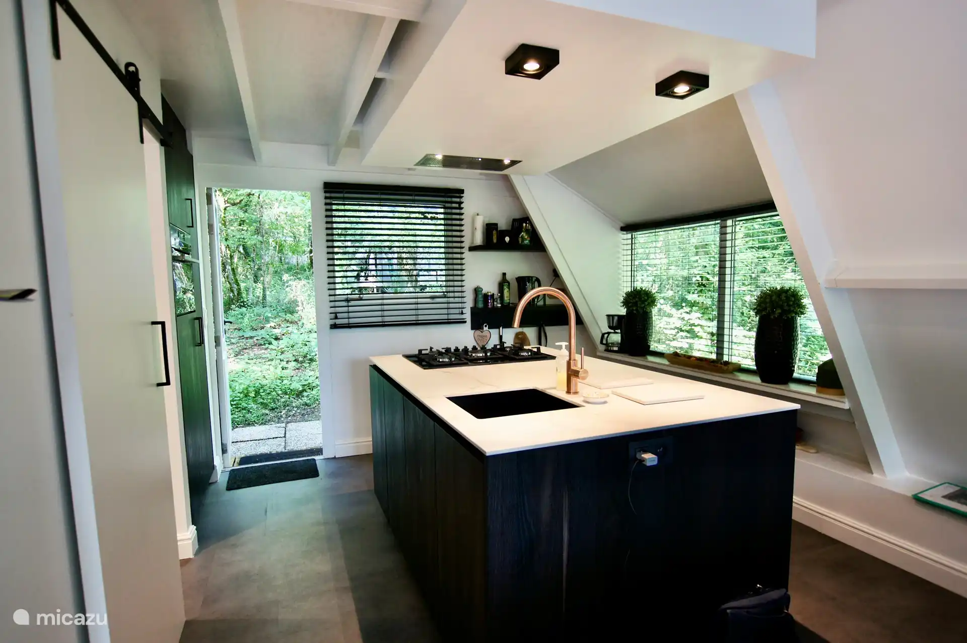 Nouvelle cuisine conviviale et confortable avec un bel îlot de cuisson.