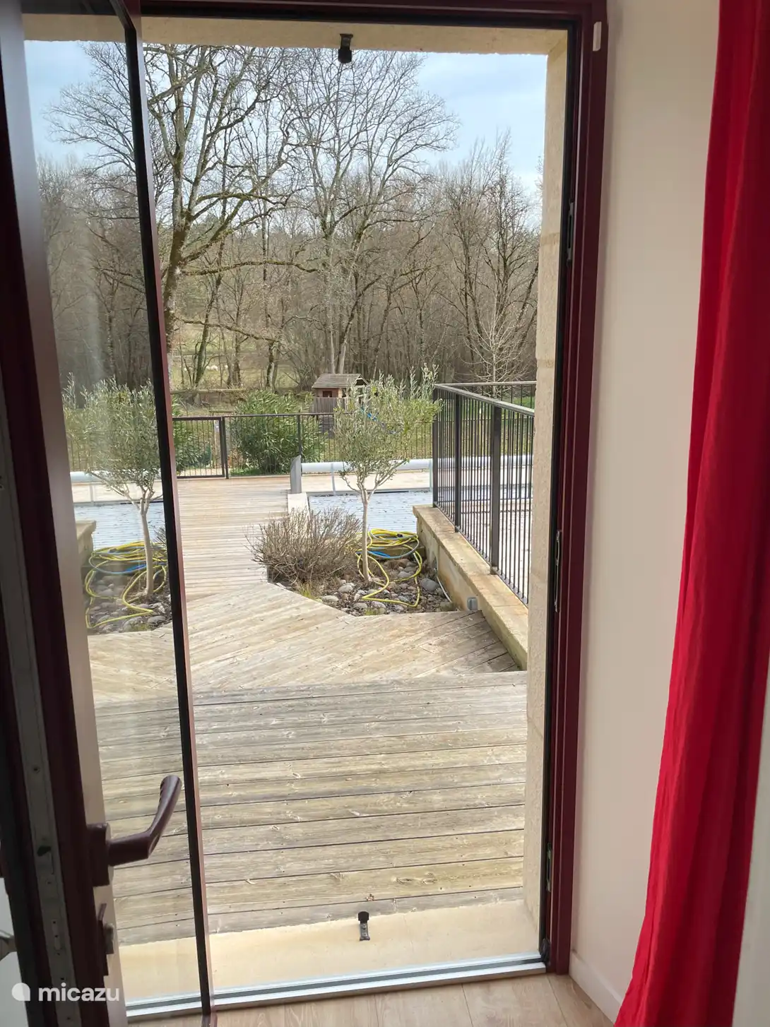 Schlafzimmer CH 1 mit Tür zu den Terrassen und zum Pool. 